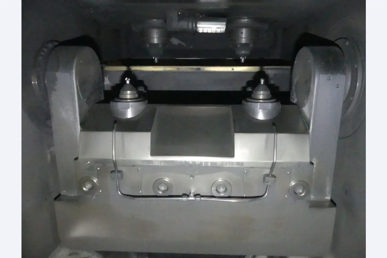 Bearbeitungszentren, metallbearbeitende Maschinen und Produktionslinen aus der Automobilindustrie-2