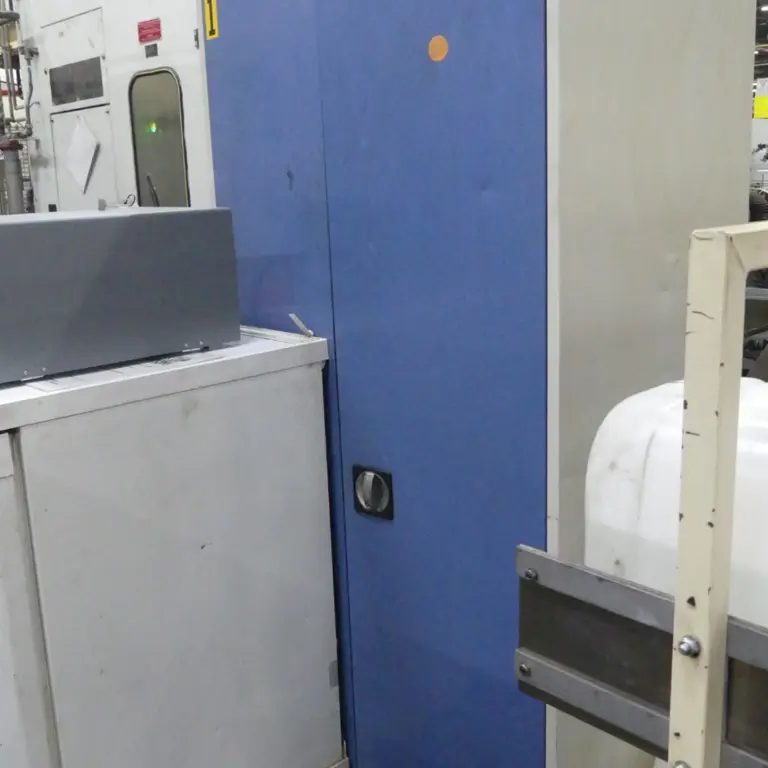 Armário com porta articulada em aço