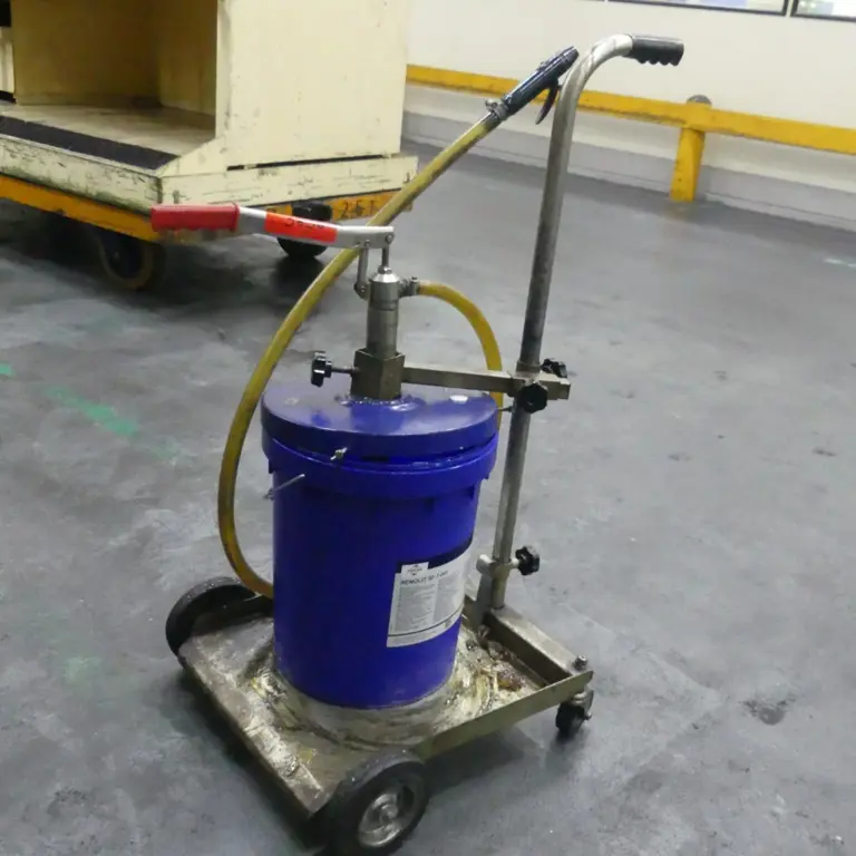 Manual grease gun