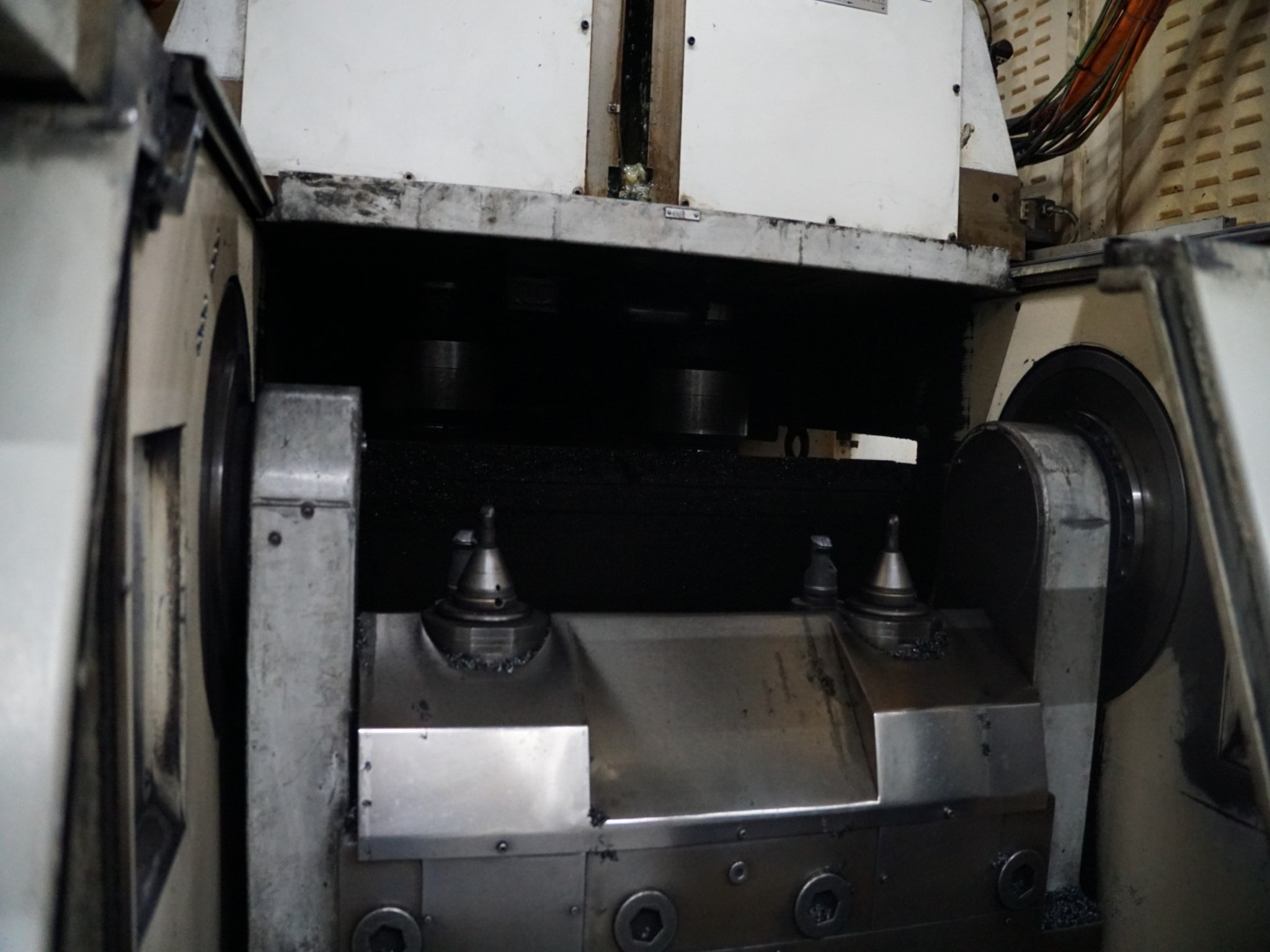 Bearbeitungszentren, metallbearbeitende Maschinen und Produktionslinen aus der Automobilindustrie-3