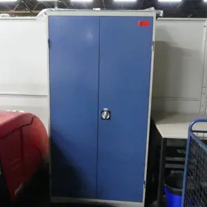 Armário com porta articulada em aço