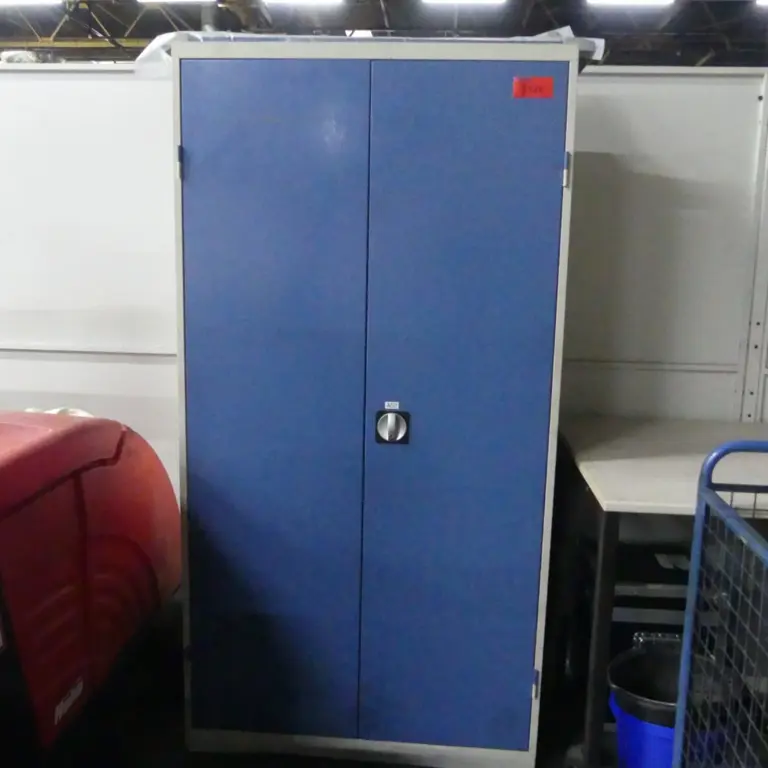 Armário com porta articulada em aço