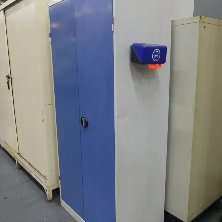 Armário com porta articulada em aço