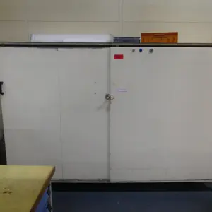 Roupeiro com porta de correr em aço Eigenbau