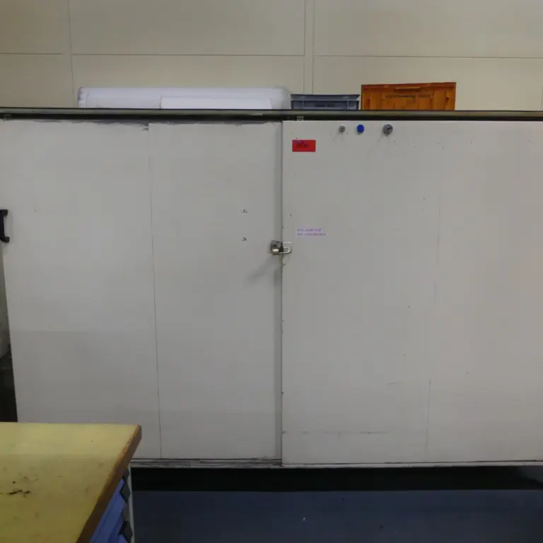Roupeiro com porta de correr em aço Eigenbau