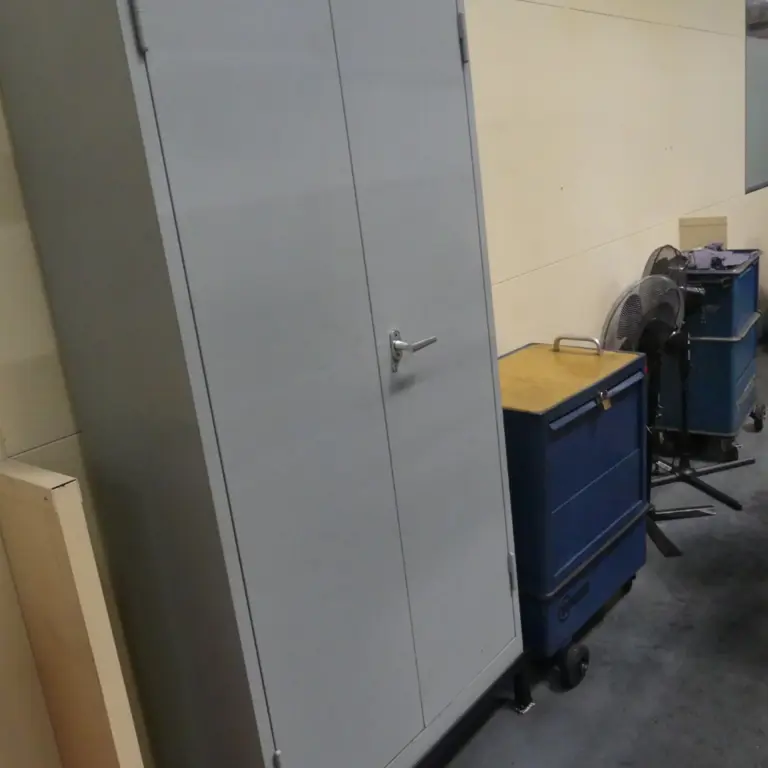 Armário com porta articulada em aço Kind