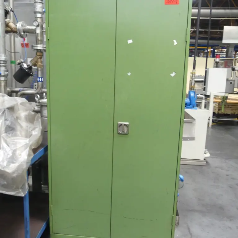 Armário com porta articulada em aço
