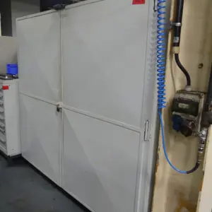 Armário com porta articulada em aço Eigenbau