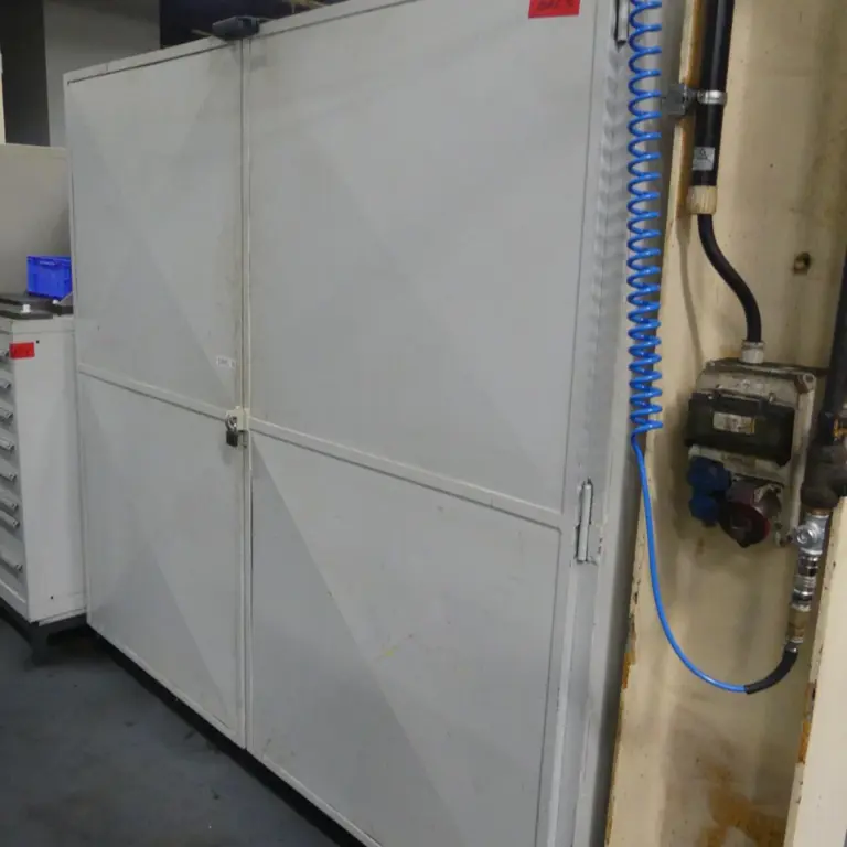 Armário com porta articulada em aço Eigenbau