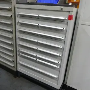 Armário com gaveta para ferramentas