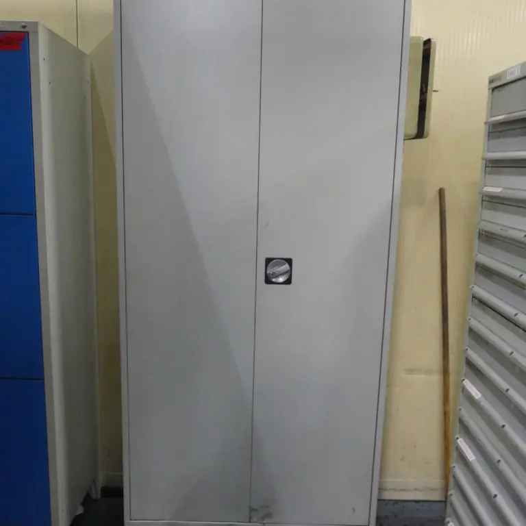 Armário com porta articulada em aço