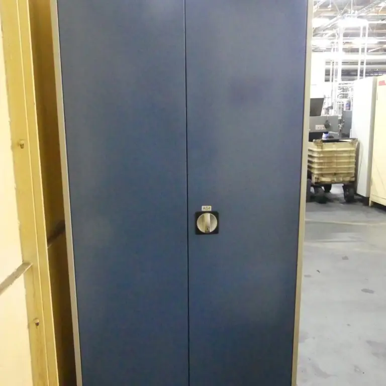 Armário com porta articulada em aço