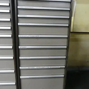 Armário com gaveta para ferramentas