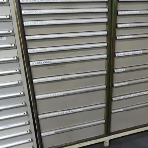 Armário com gaveta para ferramentas