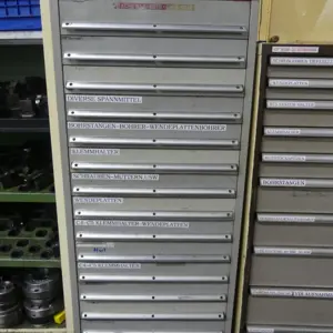 Armário com gaveta para ferramentas