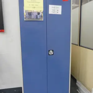 Armário com porta articulada em aço