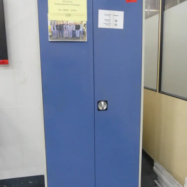 Armário com porta articulada em aço
