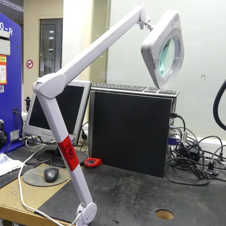 Magnifying lamp