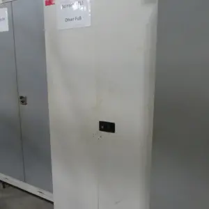 6 Armário com porta articulada em aço