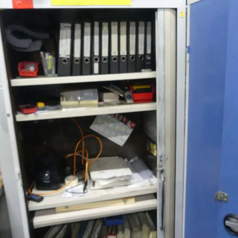 Armoire à portes à persiennes