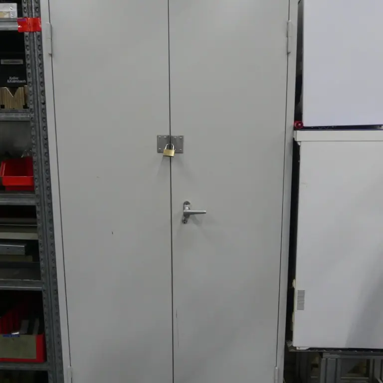 Armario con puertas batientes de acero