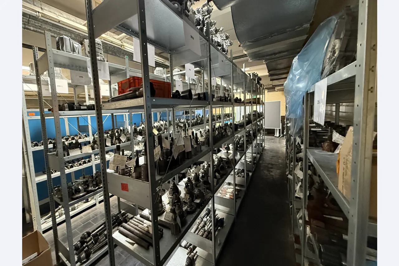 Centros de mecanizado, máquinas para trabajar el metal y líneas de producción de la industria del automóvil-2