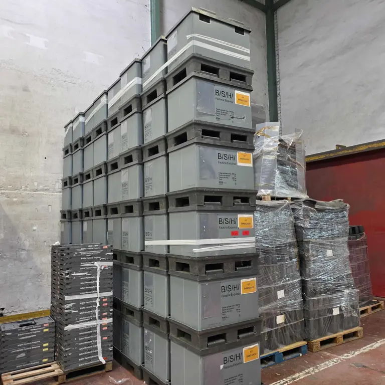 48 Opakovaně použitelné plastové logistické kontejnery KTP S2000 Smartfix