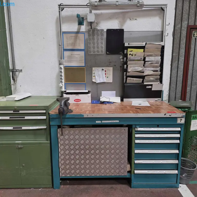 Pracovní stůl se zásuvkovou skříní