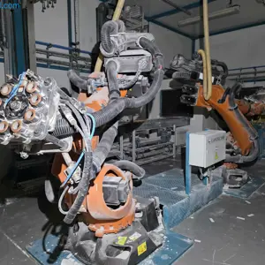 2 Průmyslové roboty KUKA KR 210 R2700 extra