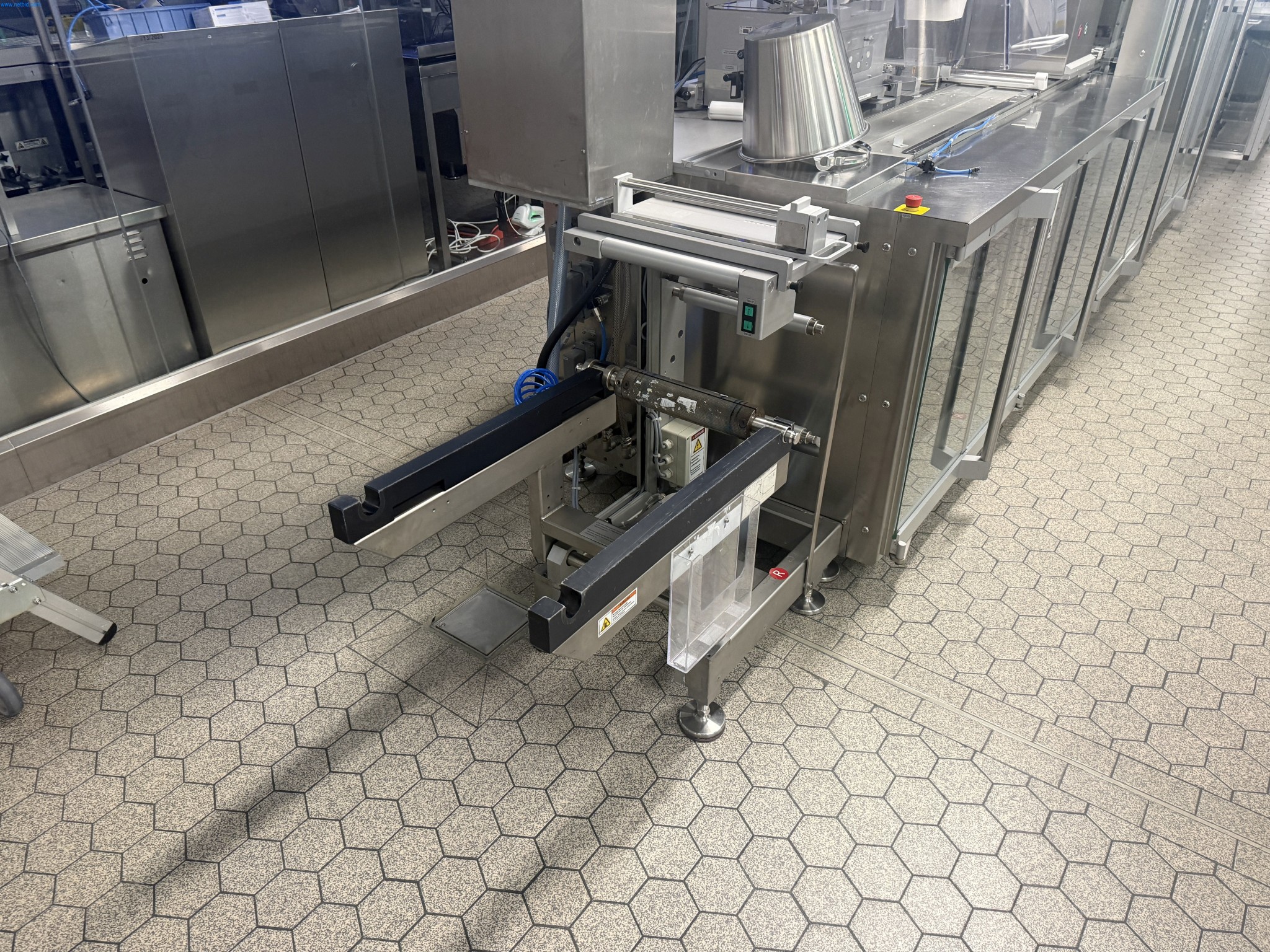 Installations de production et de conditionnement pharmaceutiques / Équipements de laboratoire et d'exploitation-7