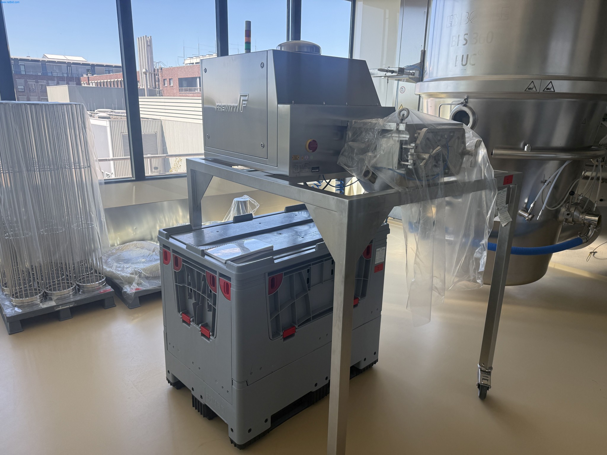 Installations de production et de conditionnement pharmaceutiques / Équipements de laboratoire et d'exploitation-1