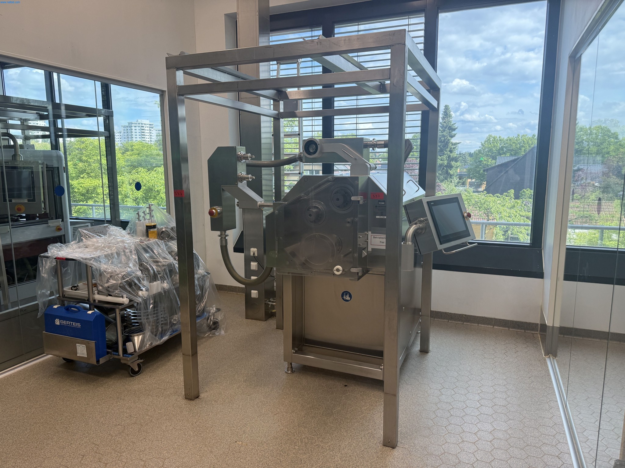 Installations de production et de conditionnement pharmaceutiques / Équipements de laboratoire et d'exploitation-1