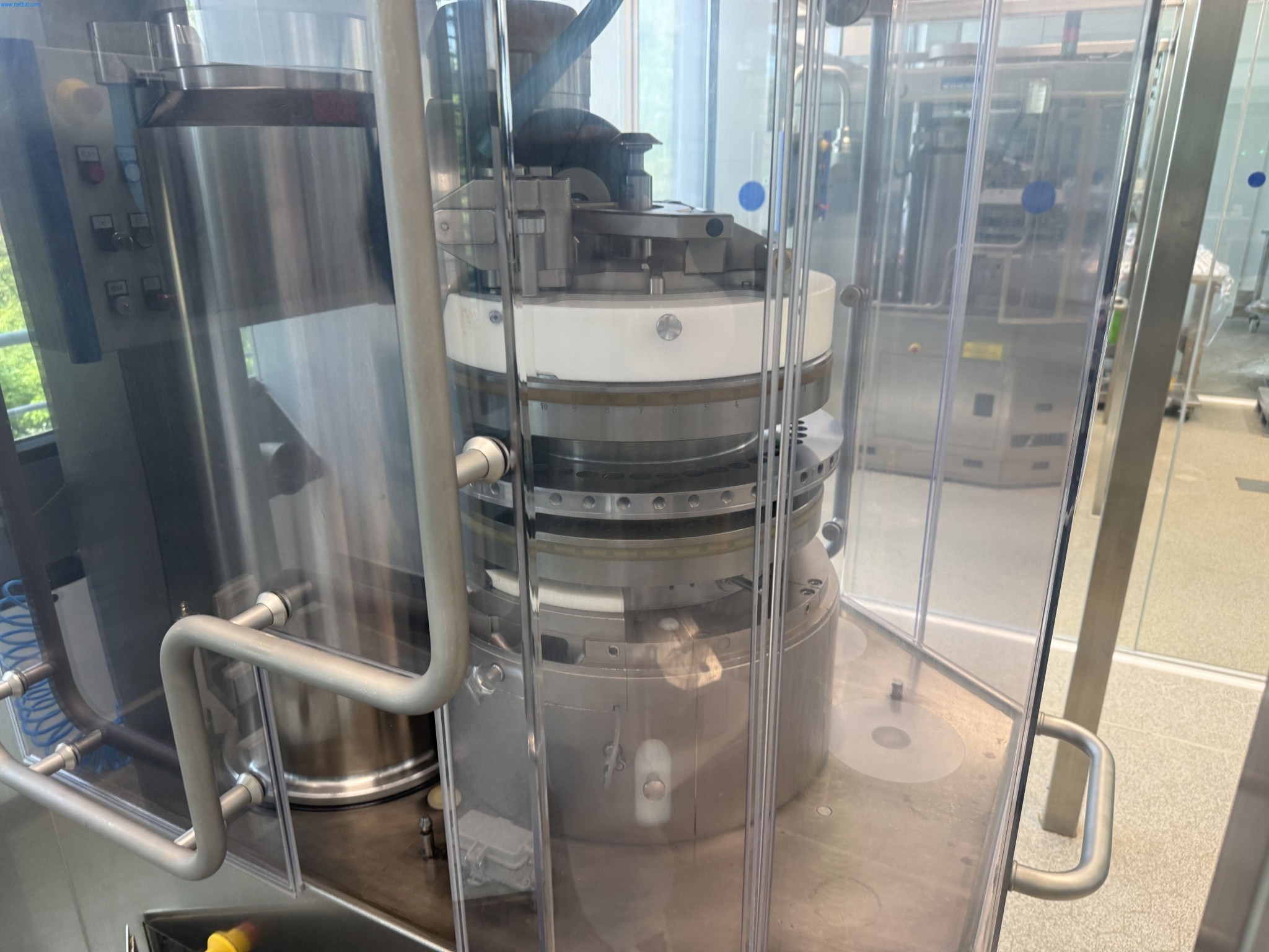 Installations de production et de conditionnement pharmaceutiques / Équipements de laboratoire et d'exploitation-2