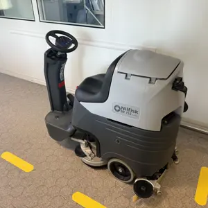 Máquina de limpeza e aspiração Nilfisk BR652 CAR