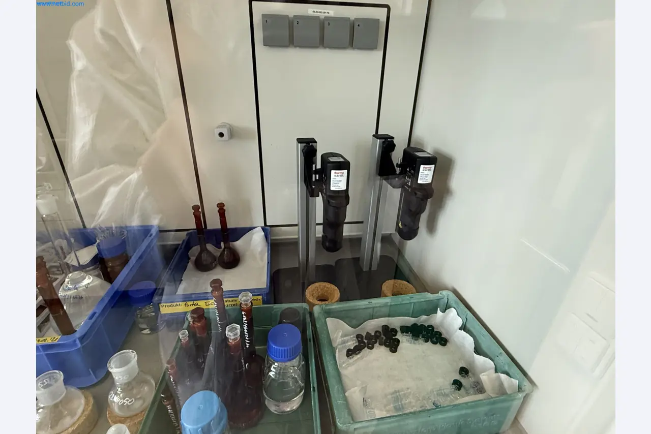 Instalações de produção e embalagem farmacêuticas / Equipamentos de laboratório e operacionais-1