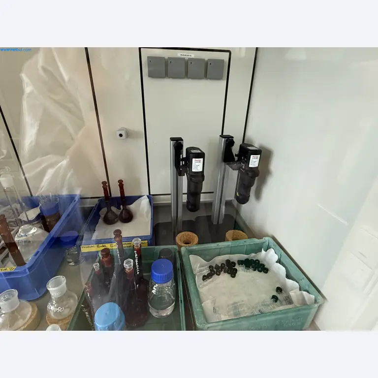 Instalações de produção e embalagem farmacêuticas / Equipamentos de laboratório e operacionais-1
