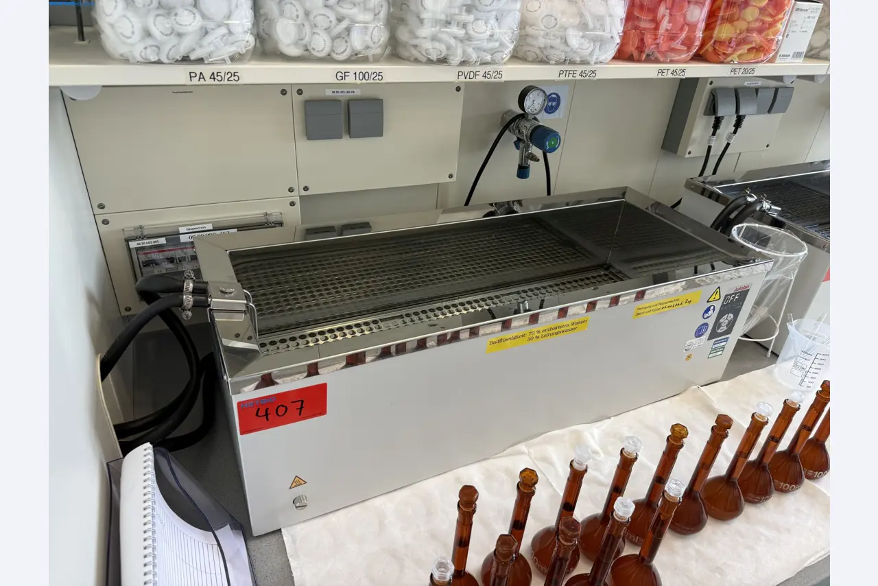 Instalações de produção e embalagem farmacêuticas / Equipamentos de laboratório e operacionais-1