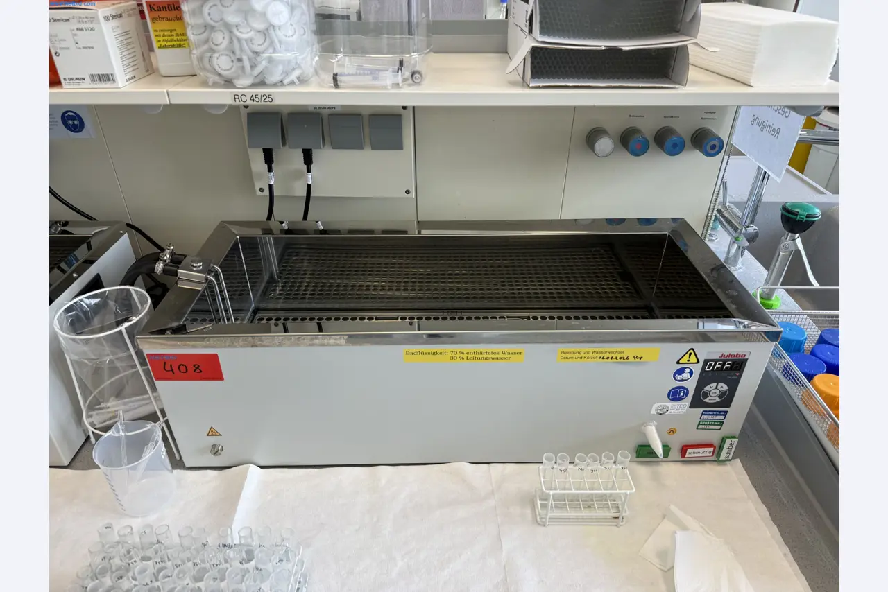 Instalações de produção e embalagem farmacêuticas / Equipamentos de laboratório e operacionais-1
