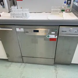 Máquina de limpeza de laboratório Miele G7795 / PG 8583