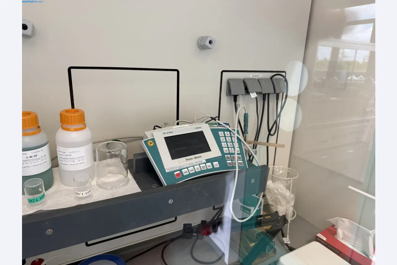 Instalações de produção e embalagem farmacêuticas / Equipamentos de laboratório e operacionais-1