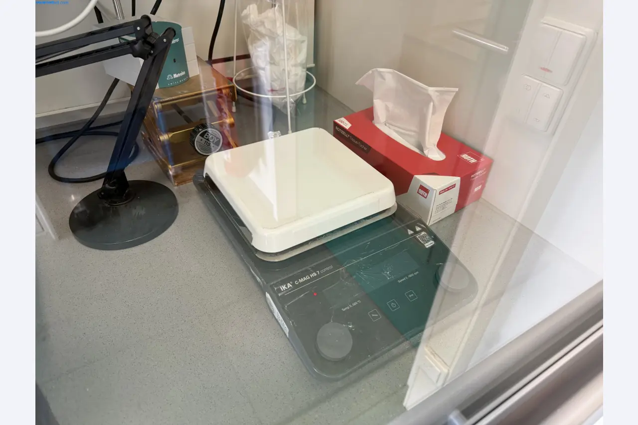 Instalações de produção e embalagem farmacêuticas / Equipamentos de laboratório e operacionais-1