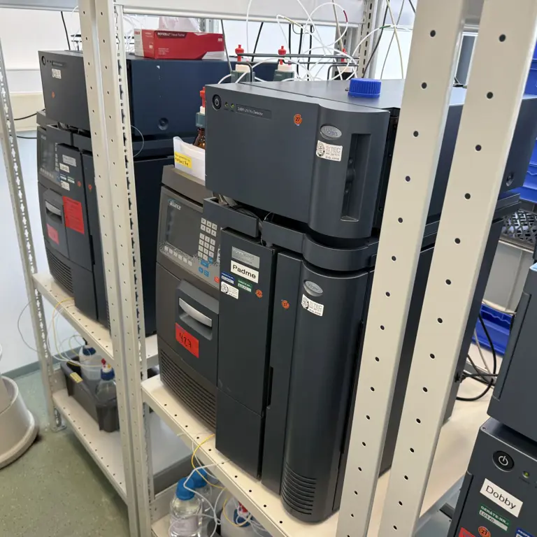 HPLC-Anlage (Padme) Waters Seperations Modul e2695, Säulenofen Heater/Cooler, 2489 UV/Vis Detector