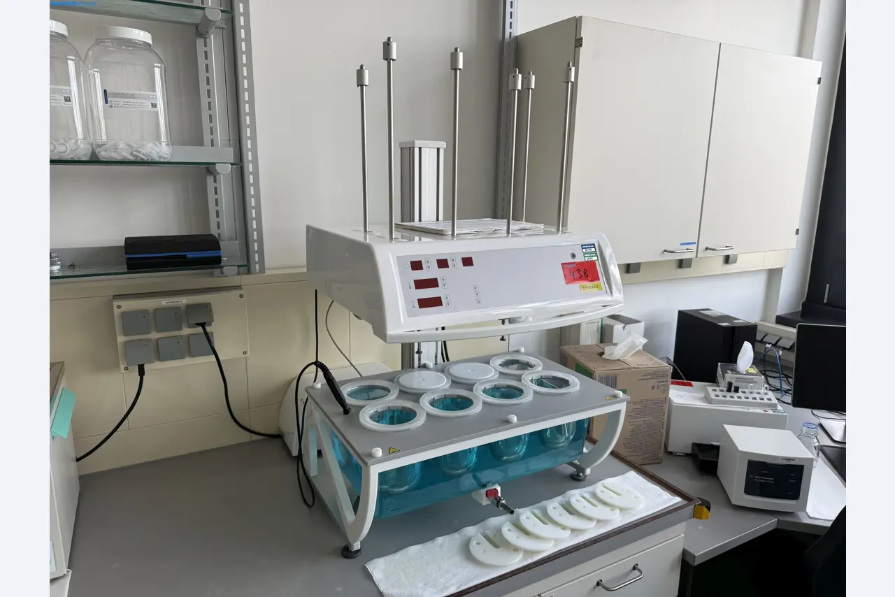 Instalações de produção e embalagem farmacêuticas / Equipamentos de laboratório e operacionais-1