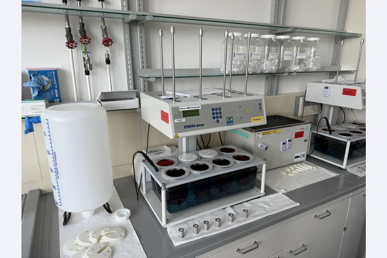 Instalações de produção e embalagem farmacêuticas / Equipamentos de laboratório e operacionais-1