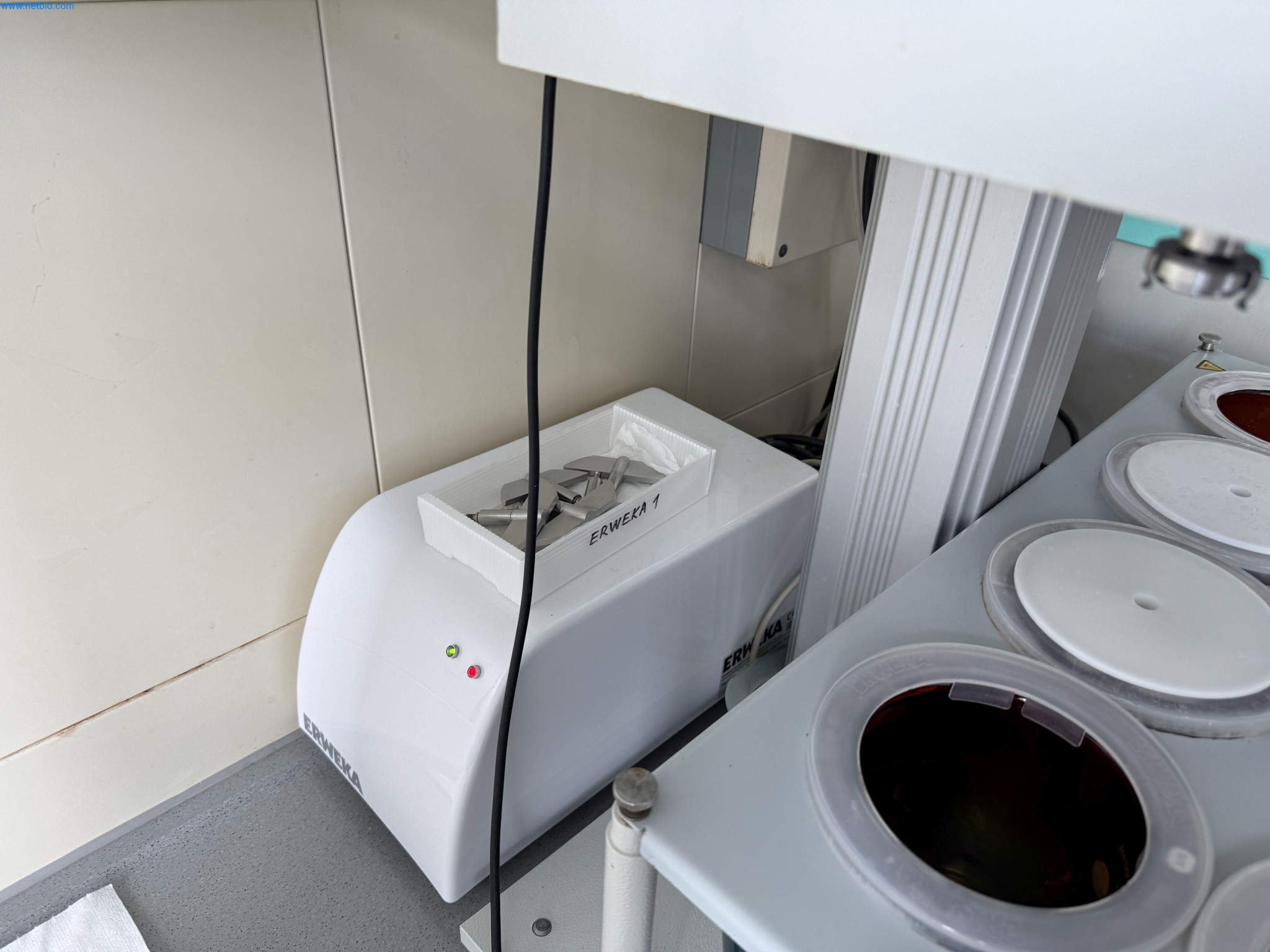 Instalações de produção e embalagem farmacêuticas / Equipamentos de laboratório e operacionais-2