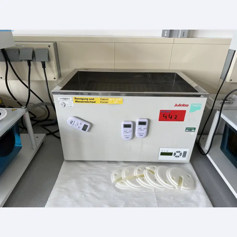 Instalações de produção e embalagem farmacêuticas / Equipamentos de laboratório e operacionais-1