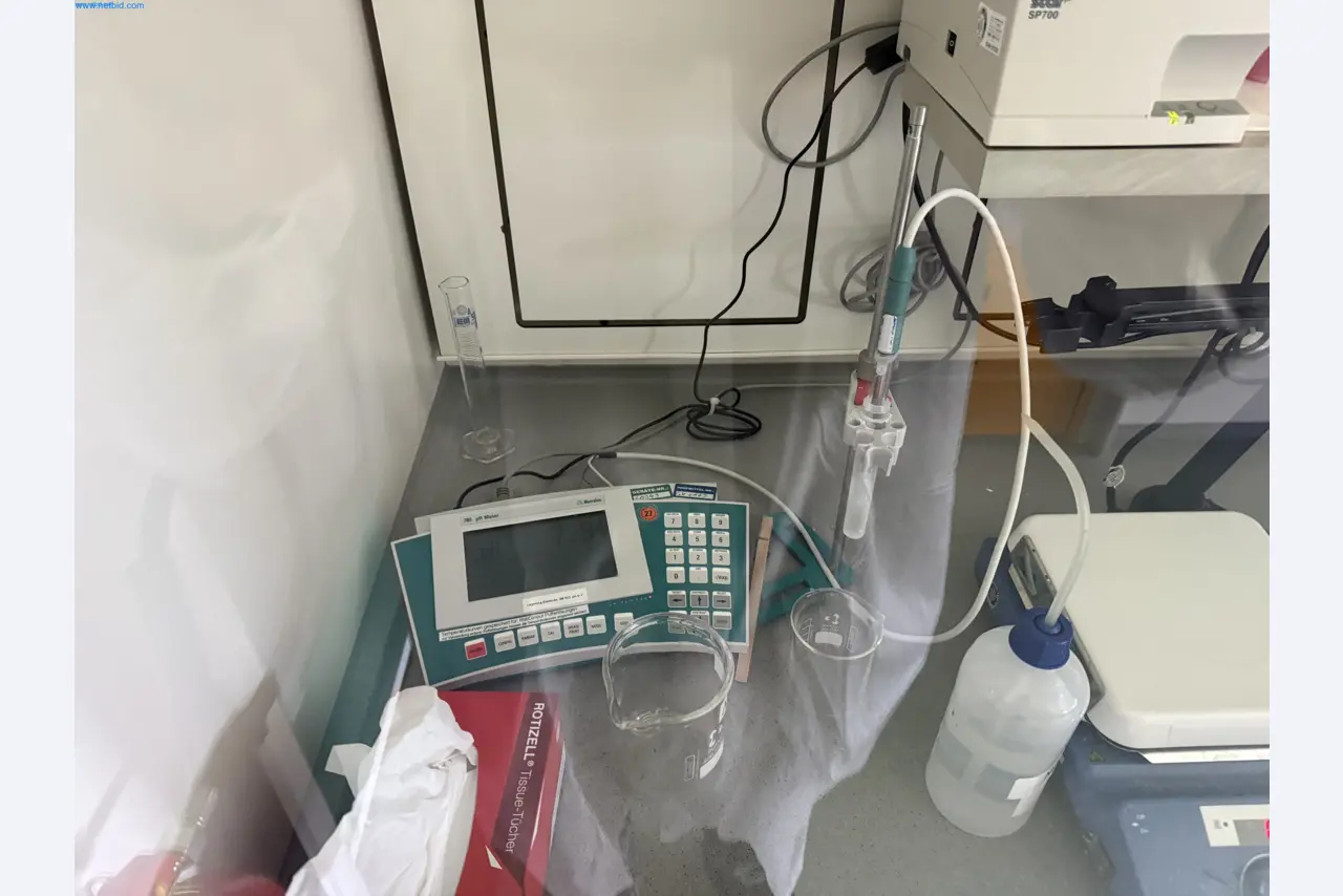 Instalações de produção e embalagem farmacêuticas / Equipamentos de laboratório e operacionais-1