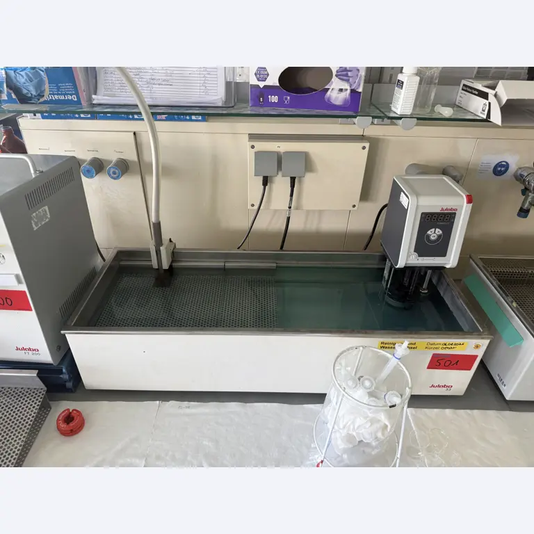 Instalações de produção e embalagem farmacêuticas / Equipamentos de laboratório e operacionais-1