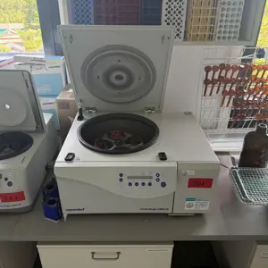 Centrífuga EPPENDORF 5804R