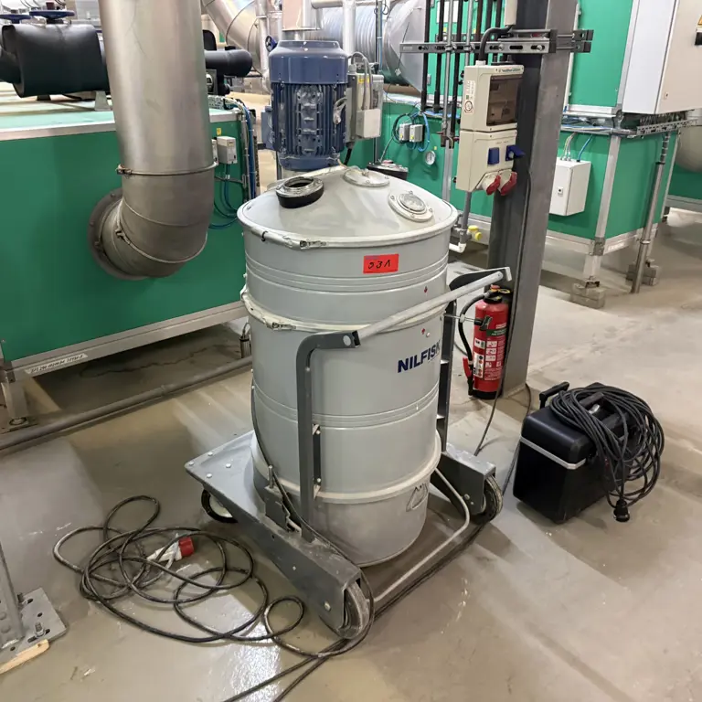 8 Aspirador industrial Nilfisk GB933